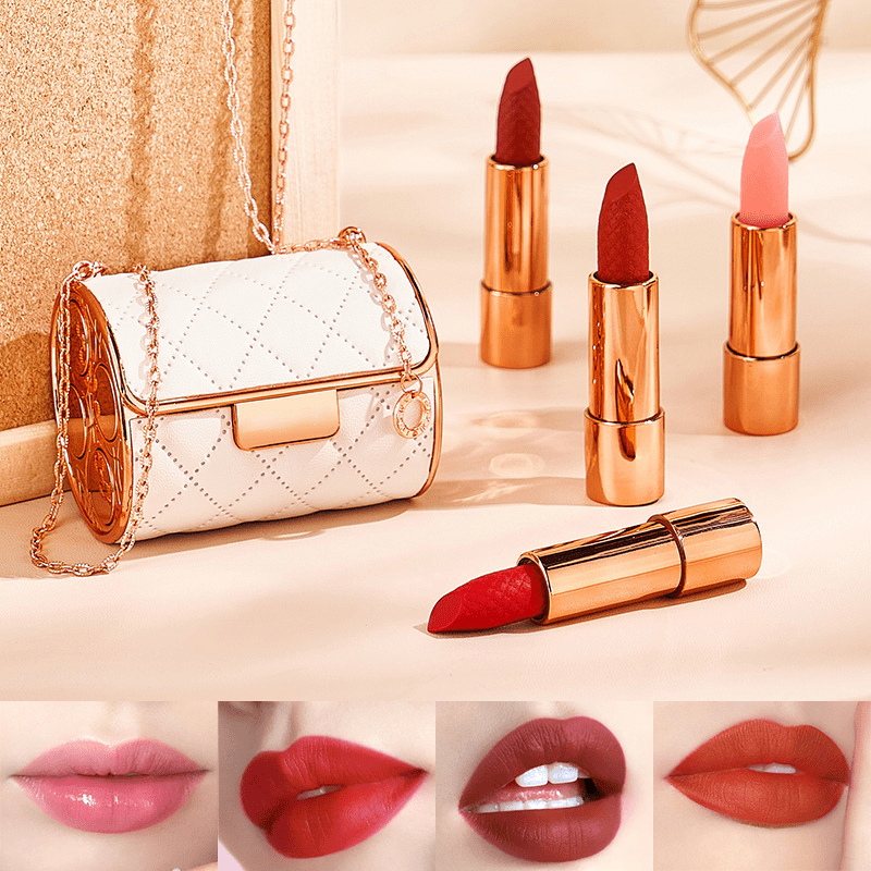 Labios mate rojos en estuche de bolso de mano elegante