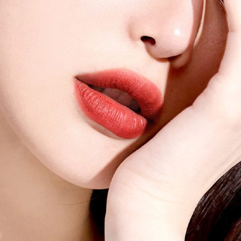 Labios mate rojos en estuche de bolso de mano elegante