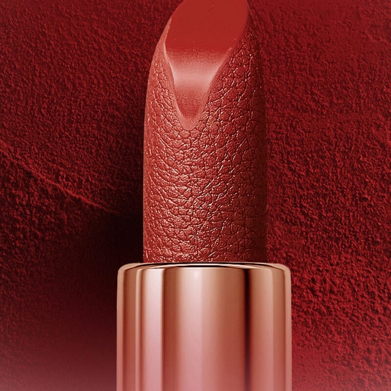 Labios mate rojos en estuche de bolso de mano elegante