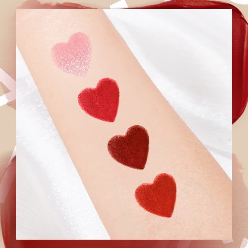 Labios mate rojos en estuche de bolso de mano elegante
