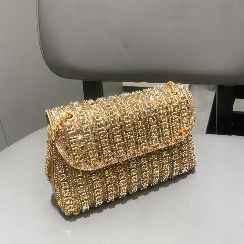 Brillez en soirée avec cette pochette glamour à strass