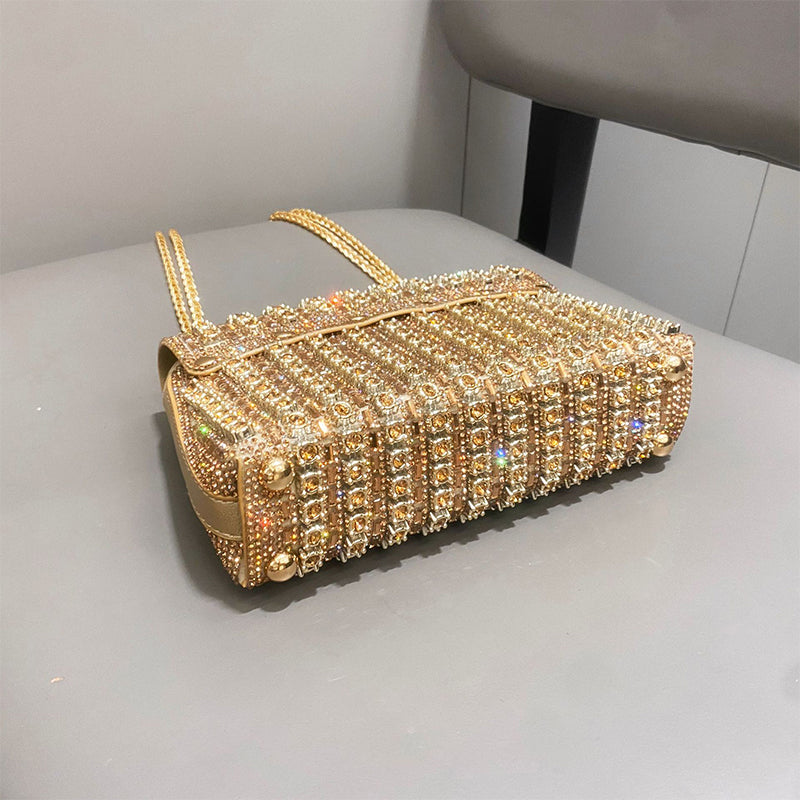 Brillez en soirée avec cette pochette glamour à strass