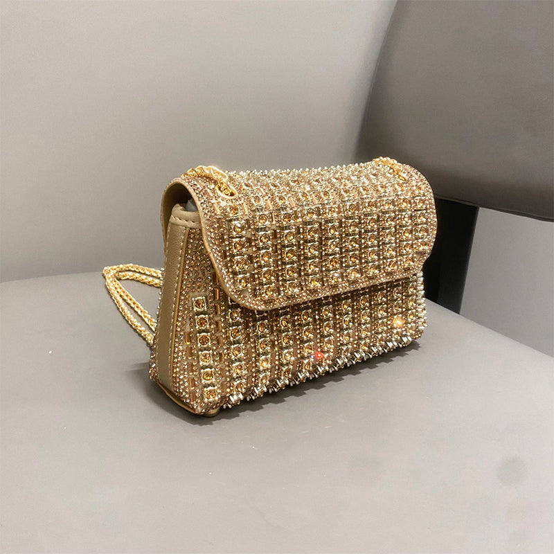 Brillez en soirée avec cette pochette glamour à strass