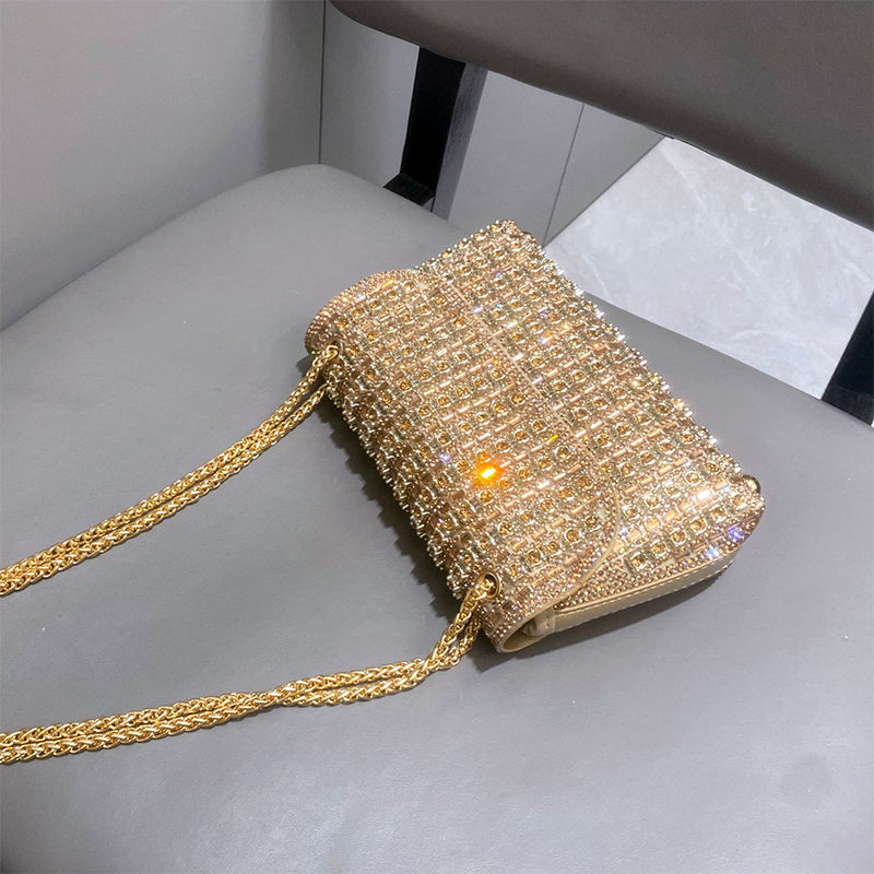 Brillez en soirée avec cette pochette glamour à strass