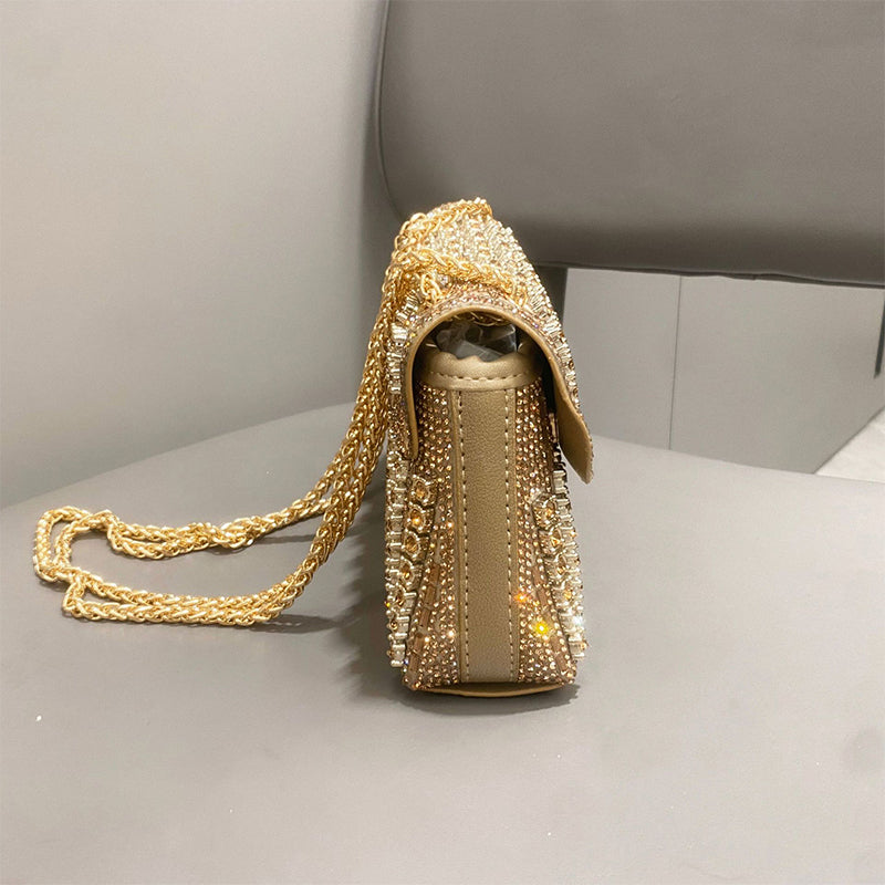 Brillez en soirée avec cette pochette glamour à strass
