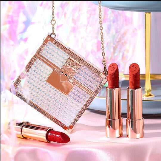 Labios mate rojos en estuche de bolso de mano elegante