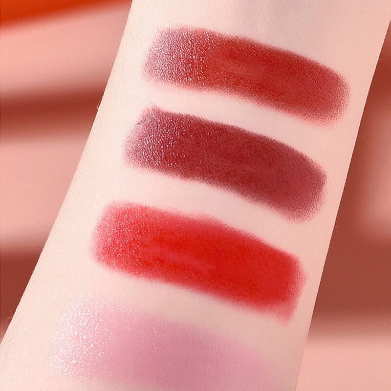 Labios mate rojos en estuche de bolso de mano elegante