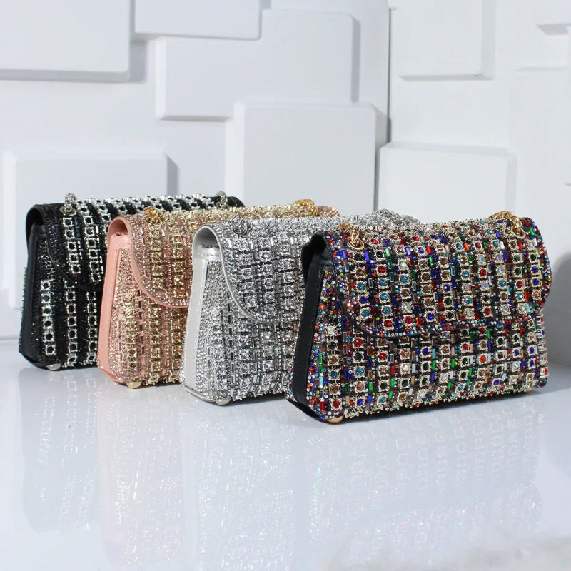 Brillez en soirée avec cette pochette glamour à strass