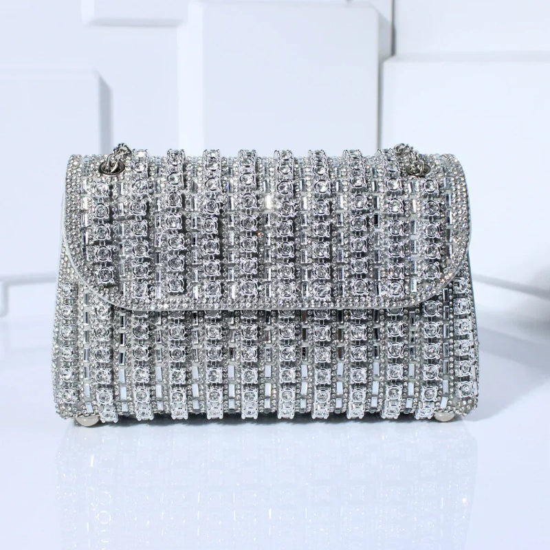 Brillez en soirée avec cette pochette glamour à strass