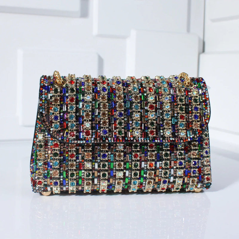 Brillez en soirée avec cette pochette glamour à strass