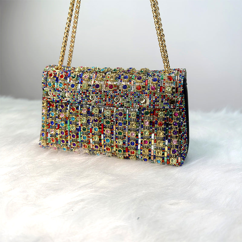 Brillez en soirée avec cette pochette glamour à strass