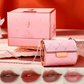 Labios mate rojos en estuche de bolso de mano elegante 