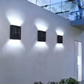 Illuminez votre extérieur sans effort avec cette lampe murale solaire LED