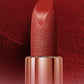 Labios mate rojos en estuche de bolso de mano elegante 