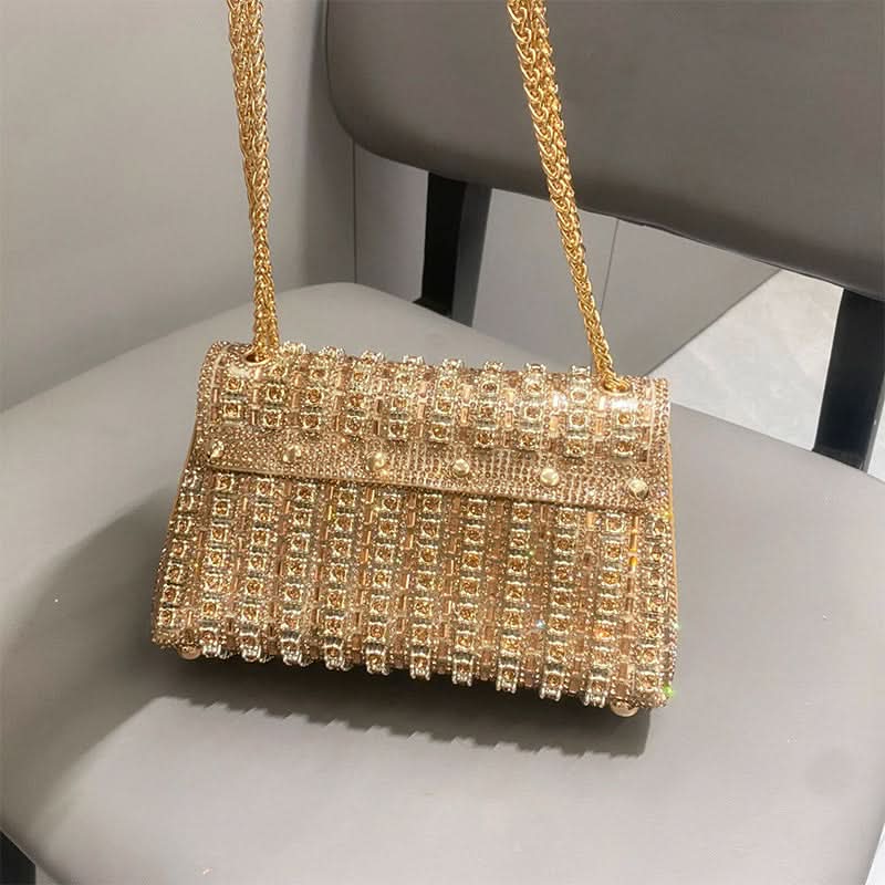 Skab lys om aftenen med denne glamourøse clutch med rhinsten 