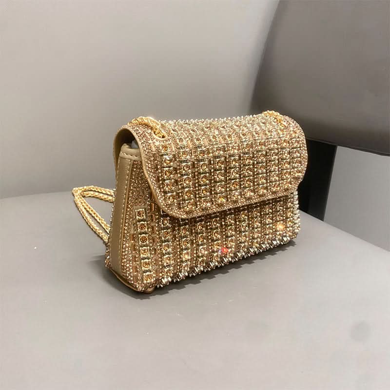 Skab lys om aftenen med denne glamourøse clutch med rhinsten 