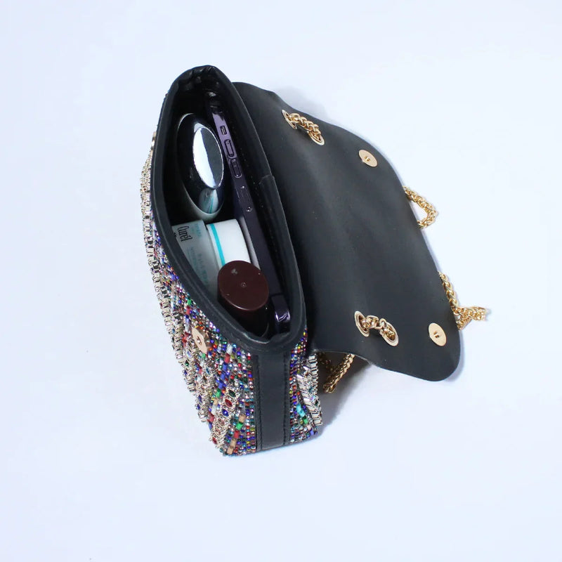 Brillez en soirée avec cette pochette glamour à strass