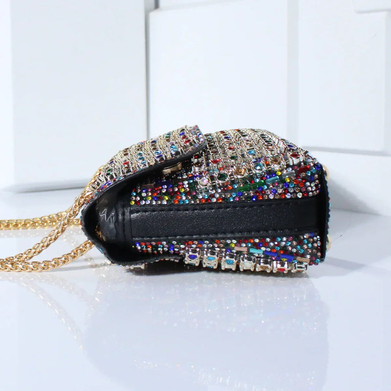 Brillez en soirée avec cette pochette glamour à strass
